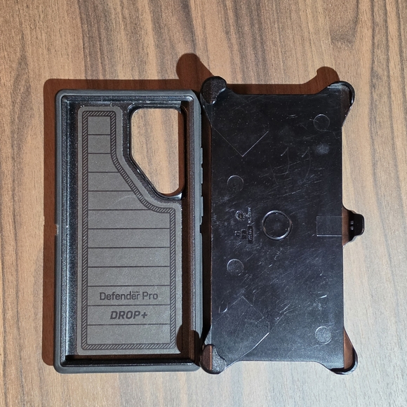 OtterBox Defender Series Case for Samsung Galaxy S24 Ultra W/ Belt Clip Holster - Picture 3 of 4